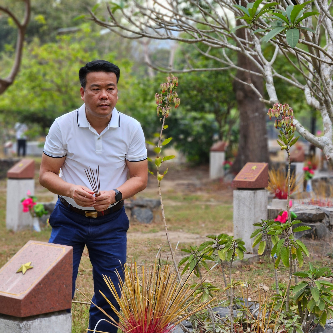 Hành hương, tri ân các anh hùng liệt sỹ và thăm hỏi, tặng quà các đối tượng chính sách là một trong những việc làm thường niên của ROX Group. Trong ảnh, lãnh đạo, cán bộ chủ chốt của ROX Group dâng hương tại các nghĩa trang tại Côn Đảo. Hành hương, tri ân các anh hùng liệt sỹ và thăm hỏi, tặng quà các đối tượng chính sách là một trong những việc làm thường niên của ROX Group. Trong ảnh, lãnh đạo, cán bộ chủ chốt của ROX Group dâng hương tại các nghĩa trang tại Côn Đảo.