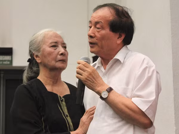 Bà Tố Nga, vợ nhà nghiên cứu Hoàng Ngọc Hiến cùng nhà thơ Hữu Thỉnh tại hội thảo. Ảnh: Mi Ly. Bà Tố Nga, vợ nhà nghiên cứu Hoàng Ngọc Hiến cùng nhà thơ Hữu Thỉnh tại hội thảo. Ảnh: Mi Ly
