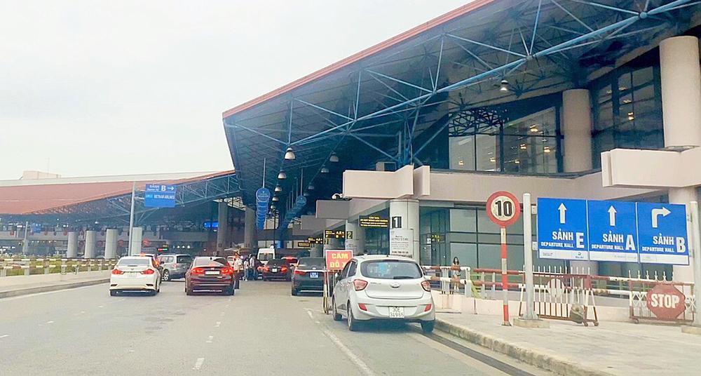 Vào khung giờ cao điểm, sân bay Nội Bài đón hơn 2.000 khách đi mỗi giờ.