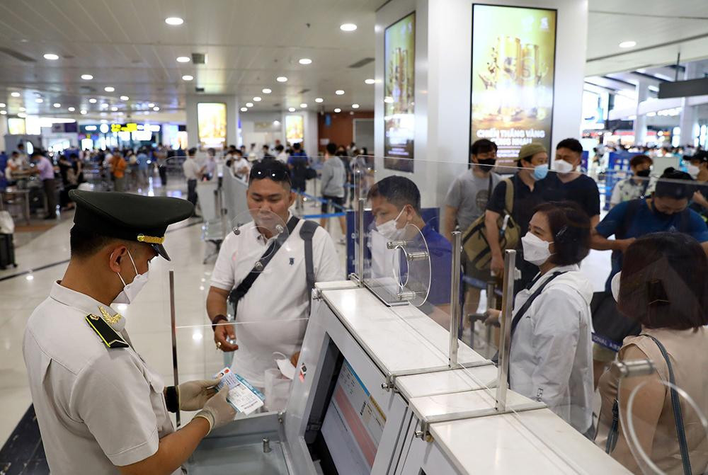 Tại các sân bay Việt Nam, hiện việc kiểm tra giấy tờ và khách đi máy bay bay vẫn theo hình thức thủ công, do nhân viên an ninh thực hiện bằng mắt thường.