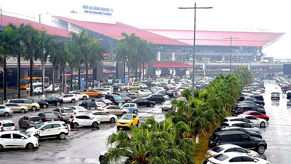 Từ mờ sáng, khu vực đỗ xe nhà ga T1 sân bay Nội Bài đã kín chỗ. Sân bay khuyến cáo khách sử dụng phương tiện công cộng để tránh ùn tắc, quá tải dẫn tới chậm, trễ chuyến bay.