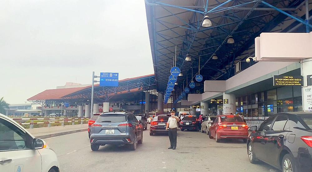 Lối vào nhà ga T1 sân bay Nội Bài phục vụ khách đi nội địa luôn trong tình trạng chật kín phương tiện đưa khách tới sân bay.