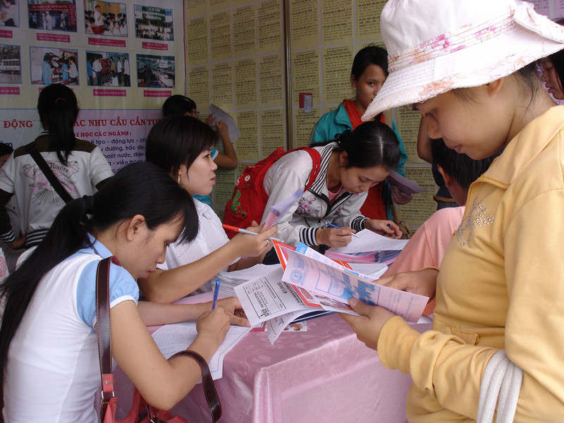 Mỗi ngày có hàng trăm người đến đăng ký thất nghiệp để được nhận tiền trợ cấp (Ảnh chụp tại TTGTVL tỉnh Bình Dương ngày 9-2. Ảnh: Song Nguyễn