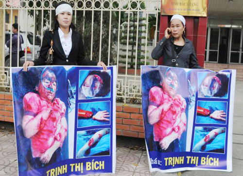 Từ sáng sớm rất đông các chiến sỹ công an, lực lượng bảo vệ có mặt để chuẩn bị an minh cho phiên tòa. Các phóng viên đã tới tòa từ rất sớm để chuẩn bị tác nghiệp, đưa tin. Luật sư Huỳnh - người bảo vệ lợi ích cho gia đình bị hại. Trong khi gia đình bị hại phẫn nộ, đau đớn... ... thì người nhà bị cáo Luyện lo lắng "ẩn" vào chỗ khuất. Ba bị cáo được áp tải tới tòa án và được hộ tống bởi khoảng gấn 300 chiến sĩ cảnh sát. Bị cáo Lê Văn Mến (bố của Lê Văn Luyện) bước vào tòa Khi thấy Lê Văn Luyện, người nhà cháu Bích đã xô tới kêu khóc, la ó đòi công bằng khiến lực lượng công an buộc phải áp tải cả ba bị cáo ra phòng Kiểm sát viên để bảo vệ. Lê Văn Luyện mặc quần bò áo sơ mi, khuôn mặt trắng trẻo gầy hơn lần xét xử sơ thẩm ngồi lặng thinh đợi phiên tòa bắt đầu. Lê Văn Luyện quay sang nhìn bố không nói được câu nào. Lê Văn Luyện lí nhí khai nhận toàn bộ quá trình gây án giết người, cướp vàng tại tiệm vàng Ngọc Bích Bị cáo Lê Văn Miên cho rằng vì quá thương con và hiểu biết pháp luật "nông cạn" nên mới bao che tội cho con mình. Tòan cảnh phiên tòa. Phiên tòa buổi sáng kết thúc, thấy gia đình bị hại quá bức xúc, rất nhiều cảnh sát vây quanh các bị cáo nhằm tránh xảy ra xô xát. Các bị cáo được áp tải lên xe trở về nơi giam giữ chuẩn bị cho phiên xử buổi chiều. Các bị cáo được tháo còng sau khi được dẫn giải tới phiên tòa Các bị cáo ngồi lặng lẽ trong vồng vây của lựng lượng bảo vệ trong khi gia đình người bị hại la ó. Lê Văn Luyện ngáp ngắn ngáp dài không cần lấy tay che... Và nắm chặt đôi tay đã cướp đi ba mạng người khi nghe gia đình bị hại và các luật sư tranh luận. Ông Trịnh Văn Tín - ông nội cháu Bích nêu những nghi vấn chưa sáng tỏ trong vụ án. Lê Văn Luyện lí nhí khi được nói lời cuối: "Bị cáo xin lỗi toàn xã hội và xin lỗi gia đình nạn nhân. Bị cáo mong được tòa giảm án cho mình và người thân” Các bị cáo cúi đầu nghe tòa tuyên án. Từ sáng sớm rất đông các chiến sỹ công an, lực lượng bảo vệ có mặt để chuẩn bị an minh cho phiên tòa. Các phóng viên đã tới tòa từ rất sớm để chuẩn bị tác nghiệp, đưa tin. Luật sư Huỳnh - người bảo vệ lợi ích cho gia đình bị hại. Trong khi gia đình bị hại phẫn nộ, đau đớn... ... thì người nhà bị cáo Luyện lo lắng "ẩn" vào chỗ khuất. Ba bị cáo được áp tải tới tòa án và được hộ tống bởi khoảng gấn 300 chiến sĩ cảnh sát. Bị cáo Lê Văn Mến (bố của Lê Văn Luyện) bước vào tòa Khi thấy Lê Văn Luyện, người nhà cháu Bích đã xô tới kêu khóc, la ó đòi công bằng khiến lực lượng công an buộc phải áp tải cả ba bị cáo ra phòng Kiểm sát viên để bảo vệ. Lê Văn Luyện mặc quần bò áo sơ mi, khuôn mặt trắng trẻo gầy hơn lần xét xử sơ thẩm ngồi lặng thinh đợi phiên tòa bắt đầu. Lê Văn Luyện quay sang nhìn bố không nói được câu nào. Lê Văn Luyện lí nhí khai nhận toàn bộ quá trình gây án giết người, cướp vàng tại tiệm vàng Ngọc Bích Bị cáo Lê Văn Miên cho rằng vì quá thương con và hiểu biết pháp luật "nông cạn" nên mới bao che tội cho con mình. Tòan cảnh phiên tòa. Phiên tòa buổi sáng kết thúc, thấy gia đình bị hại quá bức xúc, rất nhiều cảnh sát vây quanh các bị cáo nhằm tránh xảy ra xô xát. Các bị cáo được áp tải lên xe trở về nơi giam giữ chuẩn bị cho phiên xử buổi chiều. Các bị cáo được tháo còng sau khi được dẫn giải tới phiên tòa Các bị cáo ngồi lặng lẽ trong vồng vây của lựng lượng bảo vệ trong khi gia đình người bị hại la ó. Lê Văn Luyện ngáp ngắn ngáp dài không cần lấy tay che... Và nắm chặt đôi tay đã cướp đi ba mạng người khi nghe gia đình bị hại và các luật sư tranh luận. Ông Trịnh Văn Tín - ông nội cháu Bích nêu những nghi vấn chưa sáng tỏ trong vụ án. Lê Văn Luyện lí nhí khi được nói lời cuối: "Bị cáo xin lỗi toàn xã hội và xin lỗi gia đình nạn nhân. Bị cáo mong được tòa giảm án cho mình và người thân” Các bị cáo cúi đầu nghe tòa tuyên án.