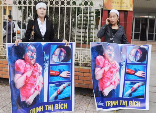 Từ sáng sớm rất đông các chiến sỹ công an, lực lượng bảo vệ có mặt để chuẩn bị an minh cho phiên tòa. Các phóng viên đã tới tòa từ rất sớm để chuẩn bị tác nghiệp, đưa tin. Luật sư Huỳnh - người bảo vệ lợi ích cho gia đình bị hại. Trong khi gia đình bị hại phẫn nộ, đau đớn... ... thì người nhà bị cáo Luyện lo lắng "ẩn" vào chỗ khuất. Ba bị cáo được áp tải tới tòa án và được hộ tống bởi khoảng gấn 300 chiến sĩ cảnh sát. Bị cáo Lê Văn Mến (bố của Lê Văn Luyện) bước vào tòa Khi thấy Lê Văn Luyện, người nhà cháu Bích đã xô tới kêu khóc, la ó đòi công bằng khiến lực lượng công an buộc phải áp tải cả ba bị cáo ra phòng Kiểm sát viên để bảo vệ. Lê Văn Luyện mặc quần bò áo sơ mi, khuôn mặt trắng trẻo gầy hơn lần xét xử sơ thẩm ngồi lặng thinh đợi phiên tòa bắt đầu. Lê Văn Luyện quay sang nhìn bố không nói được câu nào. Lê Văn Luyện lí nhí khai nhận toàn bộ quá trình gây án giết người, cướp vàng tại tiệm vàng Ngọc Bích Bị cáo Lê Văn Miên cho rằng vì quá thương con và hiểu biết pháp luật "nông cạn" nên mới bao che tội cho con mình. Tòan cảnh phiên tòa. Phiên tòa buổi sáng kết thúc, thấy gia đình bị hại quá bức xúc, rất nhiều cảnh sát vây quanh các bị cáo nhằm tránh xảy ra xô xát. Các bị cáo được áp tải lên xe trở về nơi giam giữ chuẩn bị cho phiên xử buổi chiều. Các bị cáo được tháo còng sau khi được dẫn giải tới phiên tòa Các bị cáo ngồi lặng lẽ trong vồng vây của lựng lượng bảo vệ trong khi gia đình người bị hại la ó. Lê Văn Luyện ngáp ngắn ngáp dài không cần lấy tay che... Và nắm chặt đôi tay đã cướp đi ba mạng người khi nghe gia đình bị hại và các luật sư tranh luận. Ông Trịnh Văn Tín - ông nội cháu Bích nêu những nghi vấn chưa sáng tỏ trong vụ án. Lê Văn Luyện lí nhí khi được nói lời cuối: "Bị cáo xin lỗi toàn xã hội và xin lỗi gia đình nạn nhân. Bị cáo mong được tòa giảm án cho mình và người thân” Các bị cáo cúi đầu nghe tòa tuyên án.