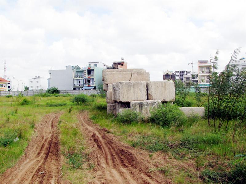 Một trong hai khu căn hộ TĐC 1.884 căn sau bảy tháng khởi công vẫn là đất trống. Ảnh: Hà Phan Một trong hai khu căn hộ TĐC 1.884 căn sau bảy tháng khởi công vẫn là đất trống. Ảnh: Hà Phan