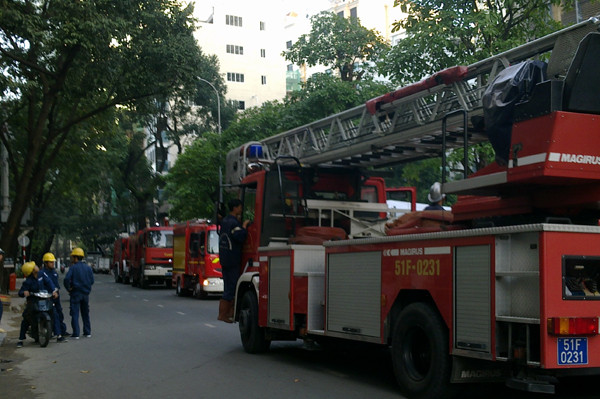 Nhiều xe cứu hỏa xuất hiện tại hiện trường. Ảnh: Lê Nguyễn