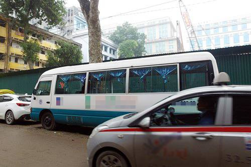 Dành vỉa hè cho người đi bộ, dân lên xe khách ăn... bún chả ảnh 2