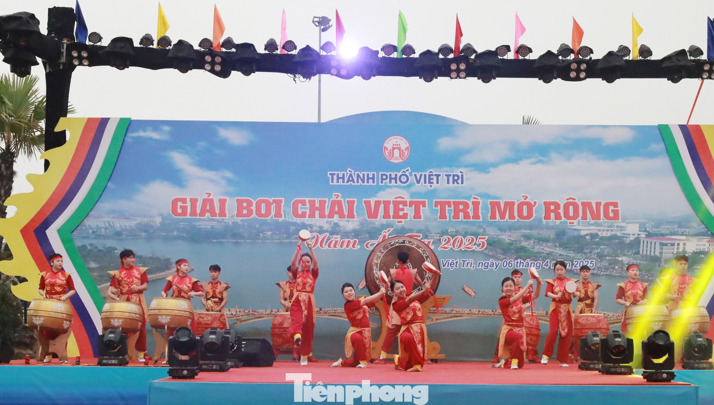 Sáng 6/4 (mùng 9/3 Âm lịch), khu vực hồ Công viên Văn Lang (TP Việt Trì, Phú Thọ) không khí sôi động với tiếng trống vang dội, tiếng hò reo rộn rã cổ vũ Giải Bơi chải truyền thống TP. Việt Trì. Đây là giải bơi chải truyền thống được tổ chức hàng năm chào mừng Giỗ Tổ Hùng Vương.