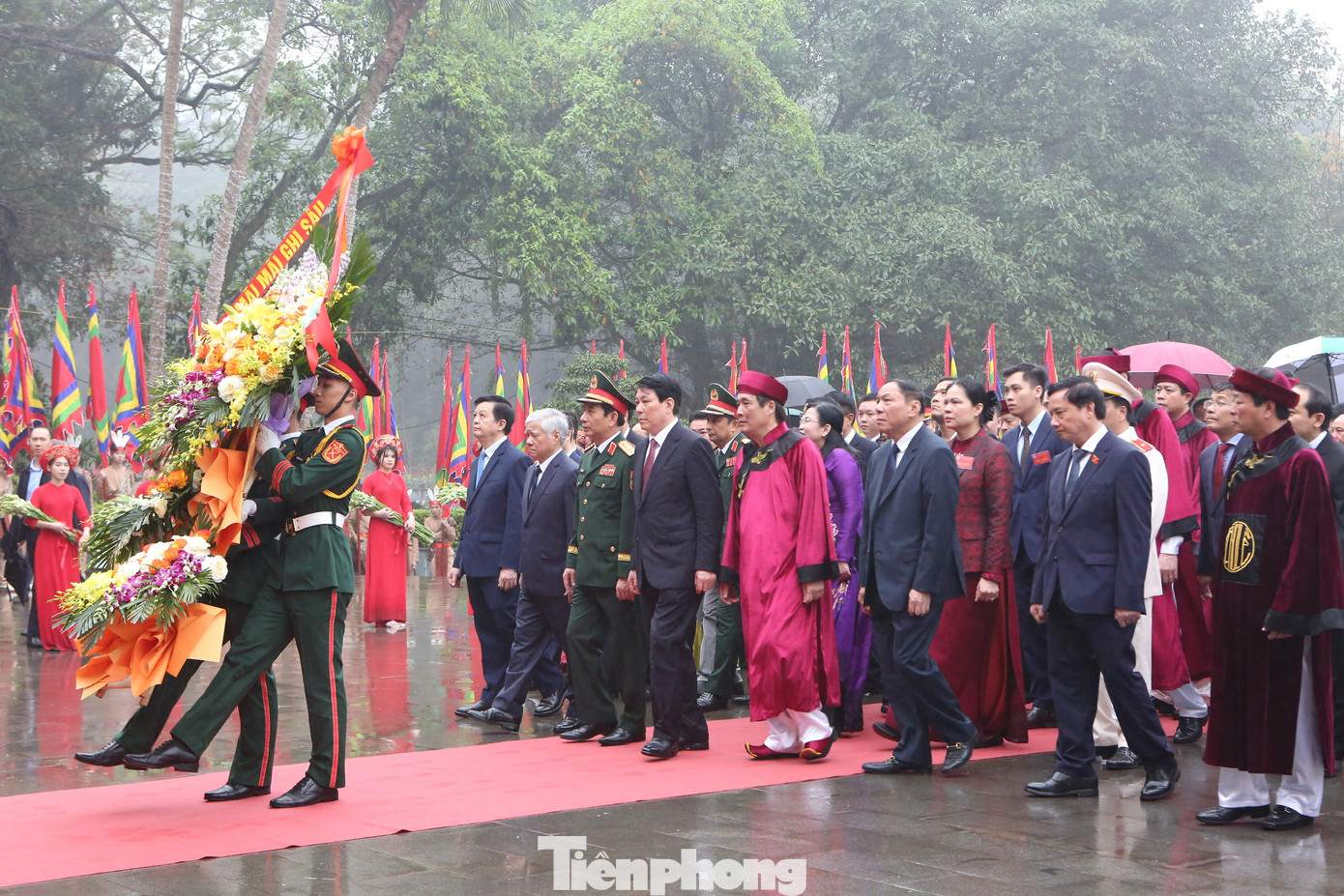 Chủ tịch nước Lương Cường cùng lãnh đạo Đảng, nhà nước dâng hoa tưởng nhớ các anh hùng, liệt sĩ tại Bức phù điêu “Bác Hồ nói chuyện với cán bộ, chiến sĩ Đại đoàn Quân Tiên Phong” Chủ tịch nước Lương Cường cùng lãnh đạo Đảng, nhà nước dâng hoa tưởng nhớ các anh hùng, liệt sĩ tại Bức phù điêu “Bác Hồ nói chuyện với cán bộ, chiến sĩ Đại đoàn Quân Tiên Phong”