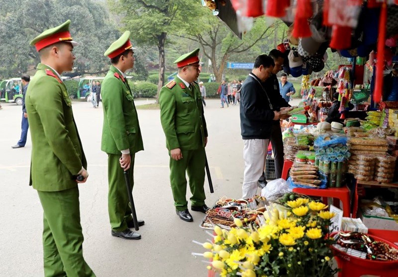 Lực lượng Công an tuần tra, kiểm soát đảm bảo an ninh trật tự, hỗ trợ người dân về Đền Hùng hành lễ.
