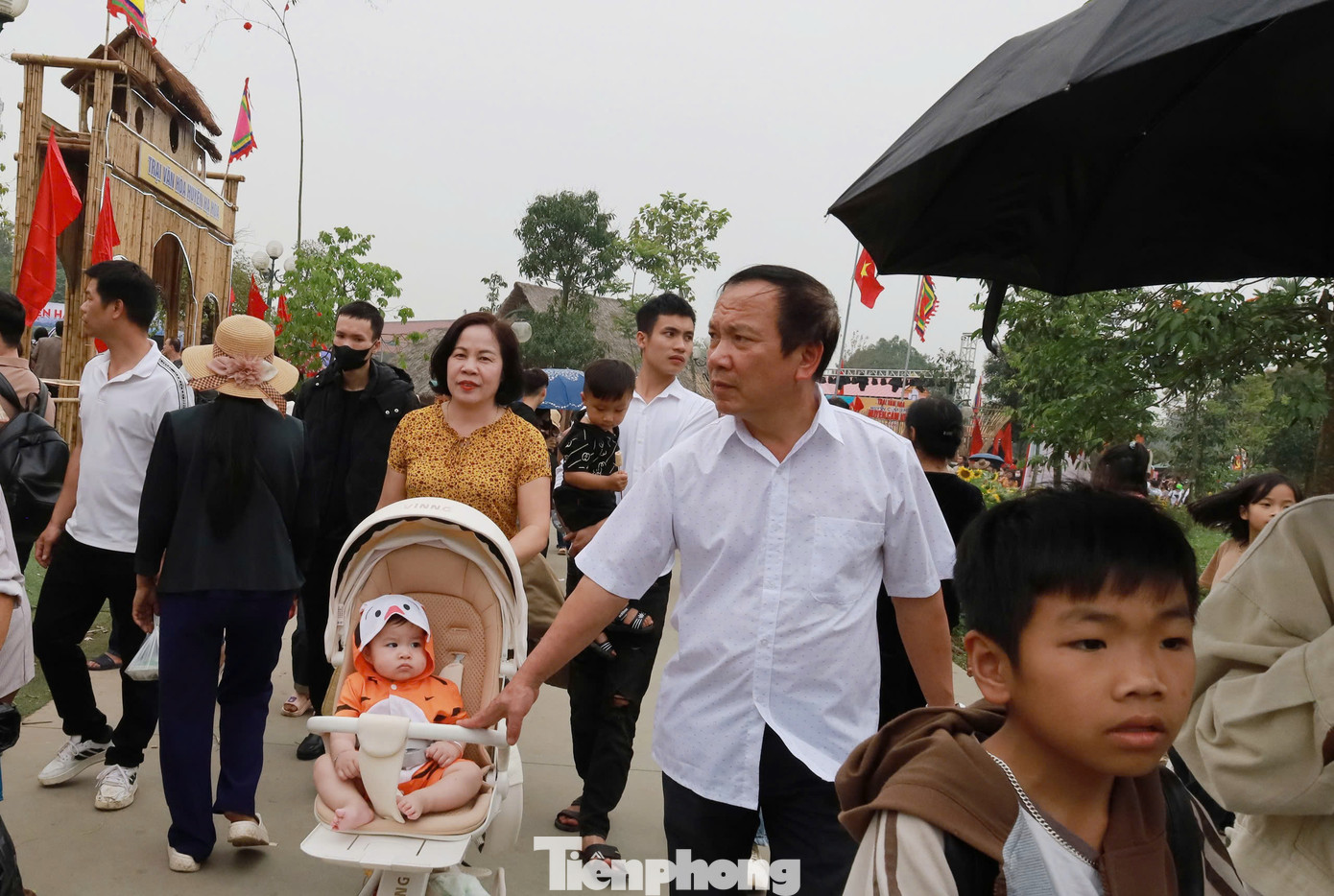 Nhiều người dân tranh thủ ngày nghỉ đưa con đến thăm Đền Hùng và vui chơi tại hội trại.