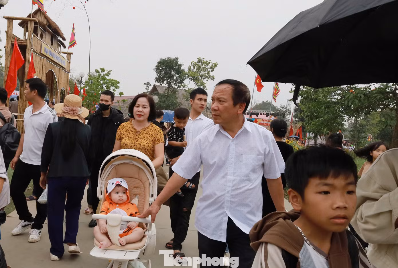 Nhiều người dân tranh thủ ngày nghỉ đưa con đến thăm Đền Hùng và vui chơi tại hội trại.