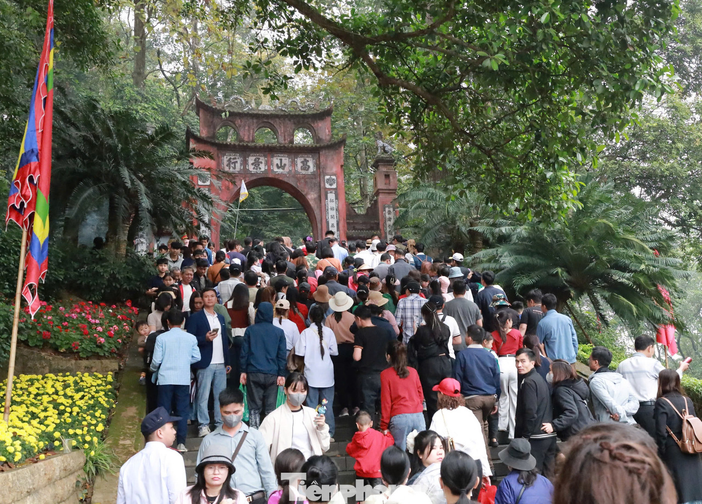 Lực lượng chức năng đã thiết lập hàng rào mềm và sử dụng loa để tuyên truyền, hướng dẫn nhắc nhở người dân đảm bảo an ninh, an toàn trong khu vực. Lực lượng chức năng đã thiết lập hàng rào mềm và sử dụng loa để tuyên truyền, hướng dẫn nhắc nhở người dân đảm bảo an ninh, an toàn trong khu vực.