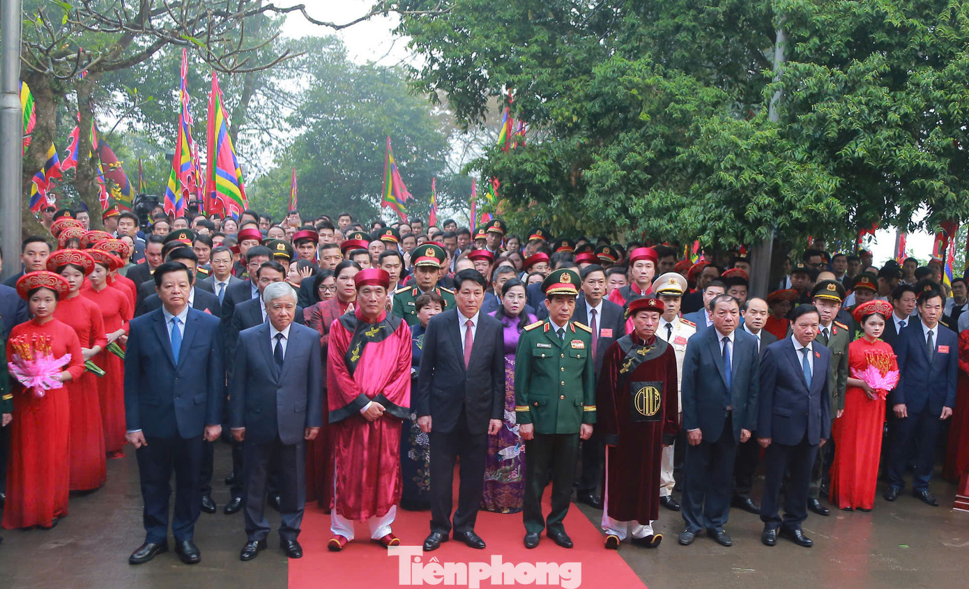 Chủ tịch nước Lương Cường cùng lãnh đạo Đảng, nhà nước, các địa phương tham gia lễ Giỗ Tổ Hùng Vương. Chủ tịch nước Lương Cường cùng lãnh đạo Đảng, nhà nước, các địa phương tham gia lễ Giỗ Tổ Hùng Vương.