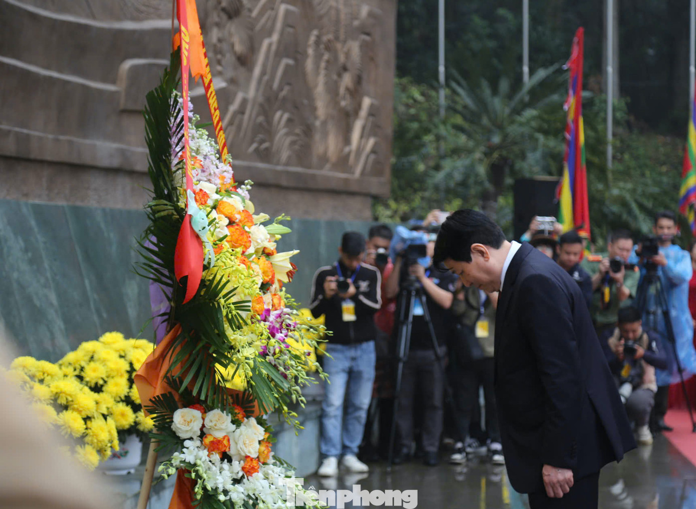 Chủ tịch nước Lương Cường dâng hoa tưởng nhớ các anh hùng, liệt sĩ tại Bức phù điêu “Bác Hồ nói chuyện với cán bộ, chiến sĩ Đại đoàn Quân Tiên Phong” Chủ tịch nước Lương Cường dâng hoa tưởng nhớ các anh hùng, liệt sĩ tại Bức phù điêu “Bác Hồ nói chuyện với cán bộ, chiến sĩ Đại đoàn Quân Tiên Phong”