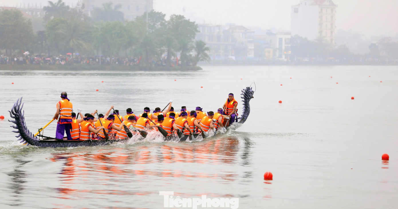 Các vận động viên cống hiến hết mình đua tài để đem vinh quang về cho đội mình.