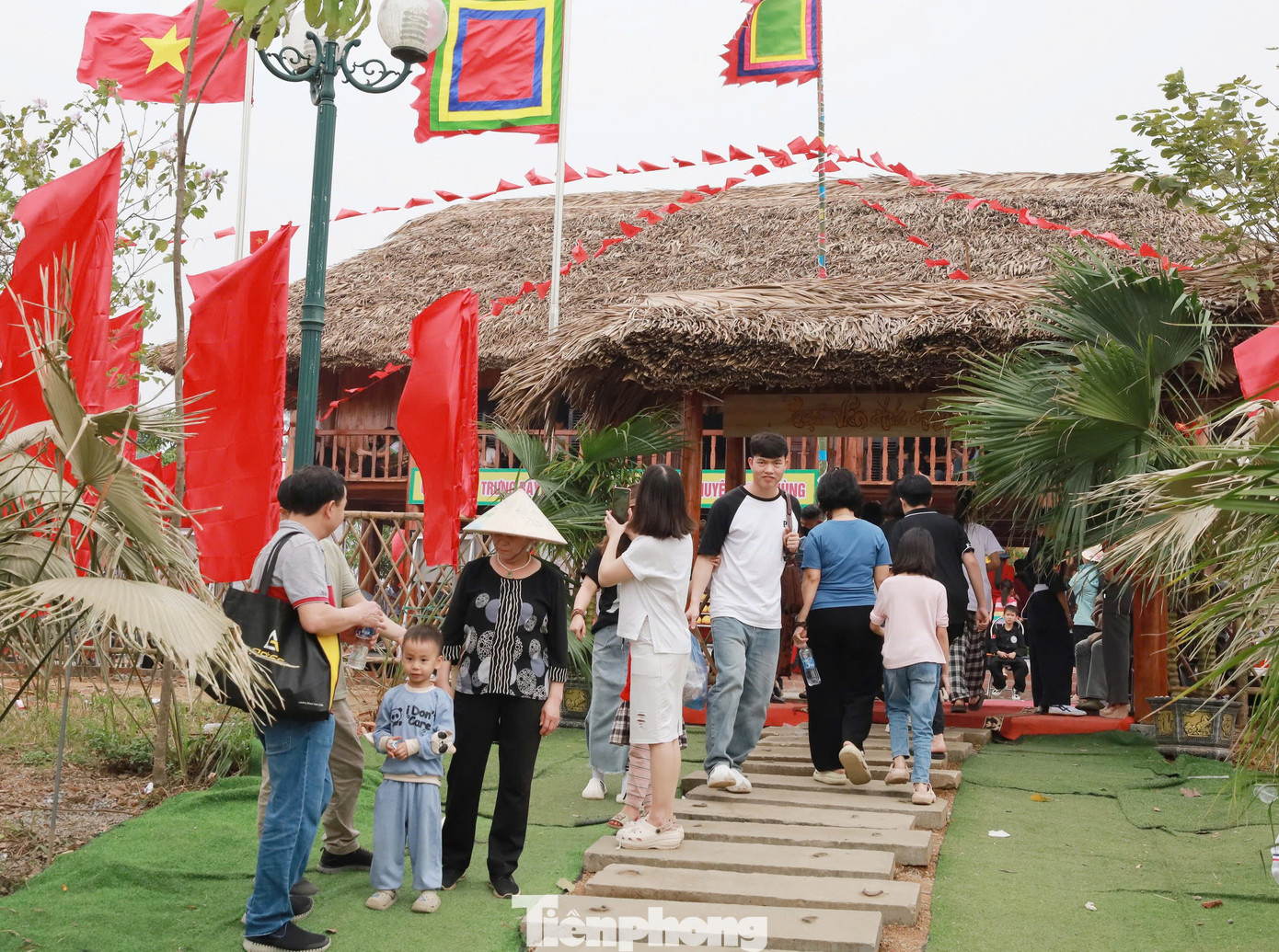 Huyện Đoan Hùng, tỉnh Phú Thọ đầu tư công sức xây dựng hội trại rất cầu kỳ, đậm chất văn hóa của địa phương.