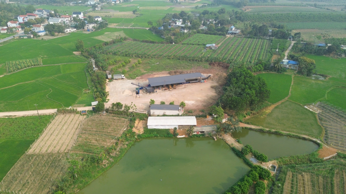 Xưởng gỗ trái phép nằm giữa cánh đồng sản xuất nông nghiệp của người dân. Xưởng gỗ trái phép nằm giữa cánh đồng sản xuất nông nghiệp của người dân.