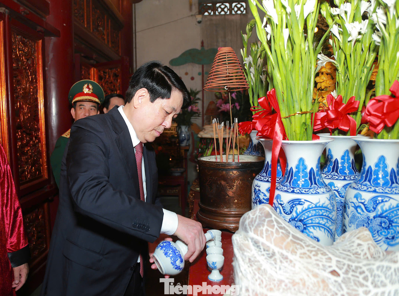 Chủ tịch nước Lương Cường dâng hương, hoa, bày tỏ lòng biết ơn sâu sắc các bậc tiền nhân. Chủ tịch nước Lương Cường dâng hương, hoa, bày tỏ lòng biết ơn sâu sắc các bậc tiền nhân.