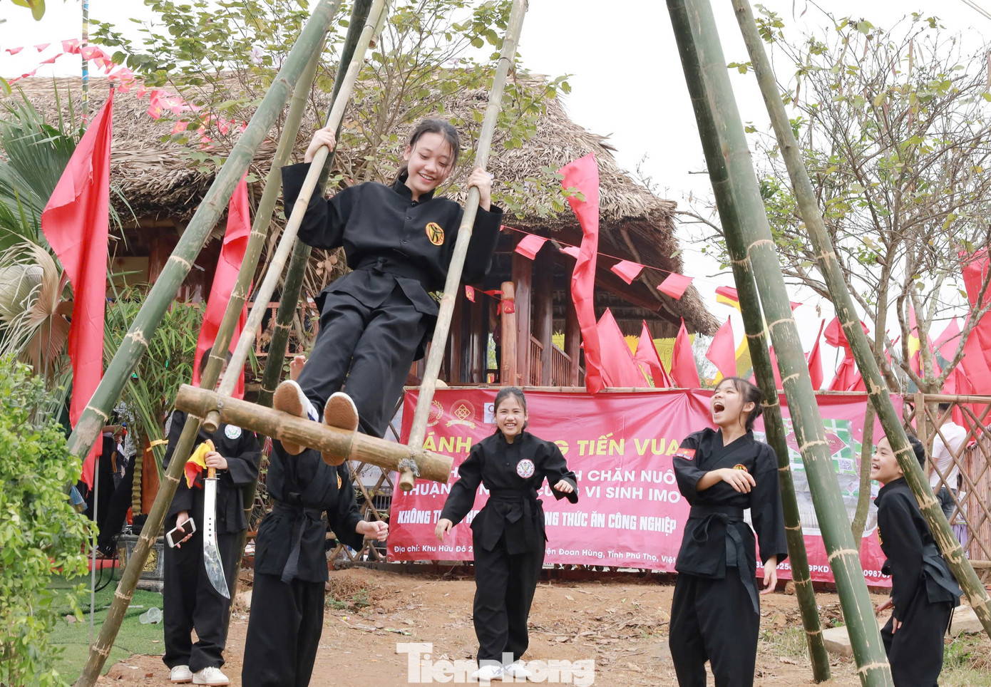 Trẻ em thích thú với trò chơi dân gian tại hội trại.