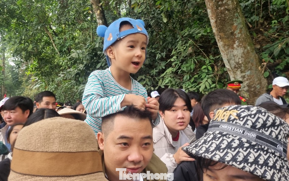 Nhiều trẻ em cũng được bố mẹ đưa về dâng hương Vua Hùng. Nhiều trẻ em cũng được bố mẹ đưa về dâng hương Vua Hùng.