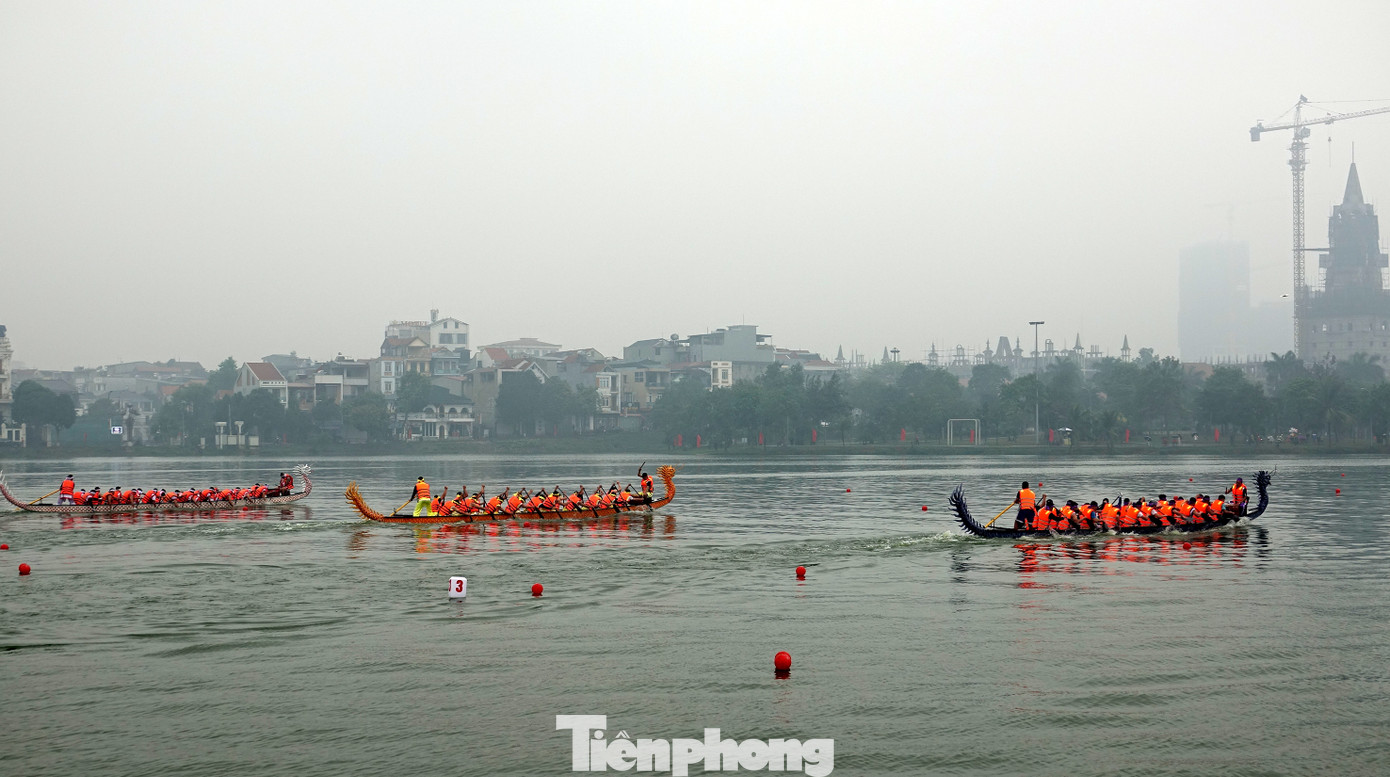 Tham giải có 9 đội, gần 300 vận động viên tham gia gồm TP. Việt Trì có 5 đội (phường Bạch Hạc, Dữu Lâu; các xã Sông Lô, Phượng Lâu, Trưng Vương), các huyện Thanh Thuỷ, Cẩm Khê, Tam Nông và Đoan Hùng. Các đội bơi chải phải hoàn thành đường bơi với cự ly 2,6 km.