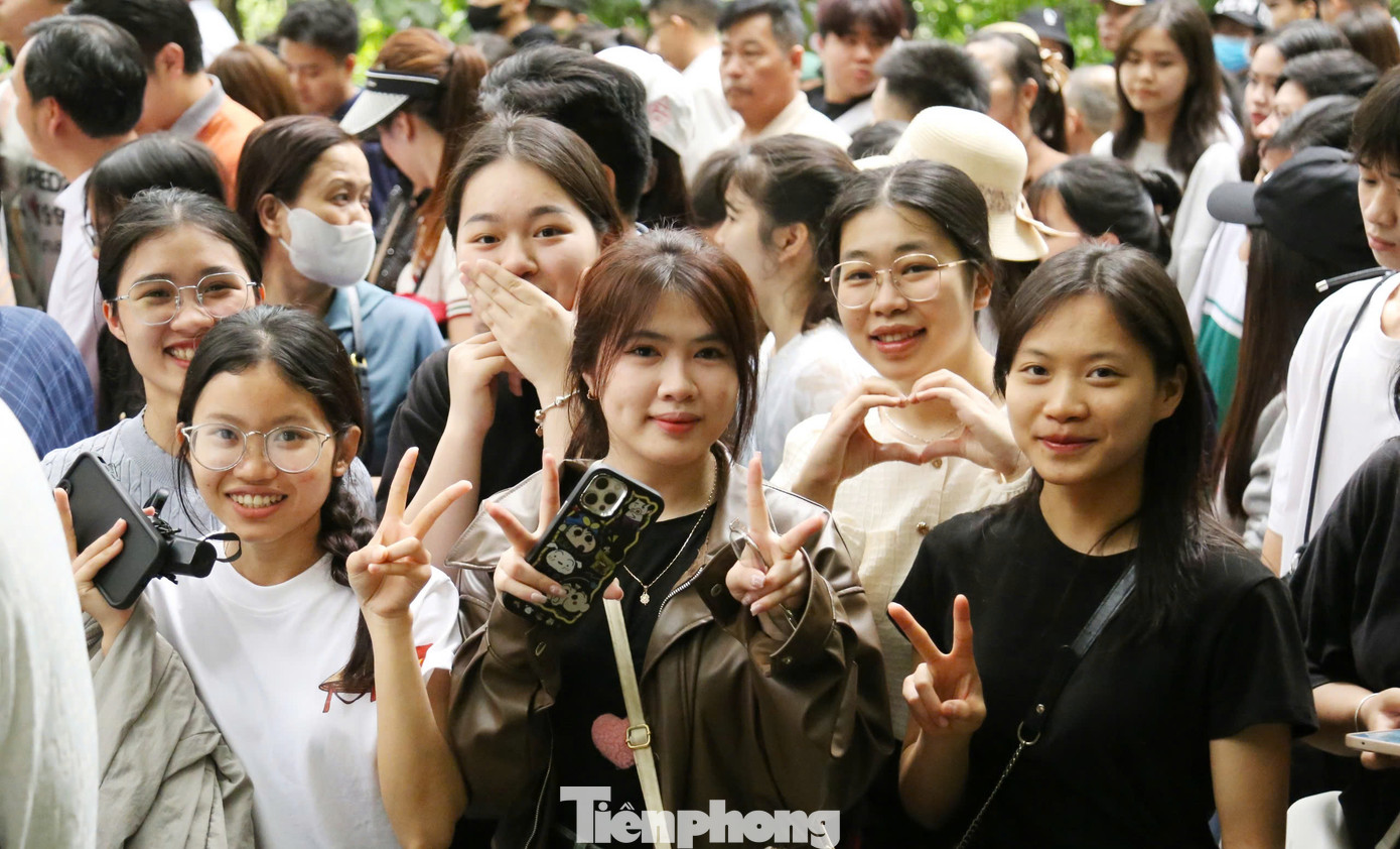 Em Nguyễn Quỳnh An (tỉnh Thái Nguyên) chia sẻ: "Trước khi đi, bố mẹ chúng em rất lo ngại vì về Đền Hùng những ngày này, số lượng người sẽ đông, dễ xảy ra tình trạng chen lấn, xô đẩy ảnh hưởng đến sức khỏe. Nhưng về đây, chúng em được hòa vào dòng người đi dâng hương trật tự, mọi người cười nói với nhau rất vui vẻ". Em Nguyễn Quỳnh An (tỉnh Thái Nguyên) chia sẻ: "Trước khi đi, bố mẹ chúng em rất lo ngại vì về Đền Hùng những ngày này, số lượng người sẽ đông, dễ xảy ra tình trạng chen lấn, xô đẩy ảnh hưởng đến sức khỏe. Nhưng về đây, chúng em được hòa vào dòng người đi dâng hương trật tự, mọi người cười nói với nhau rất vui vẻ".