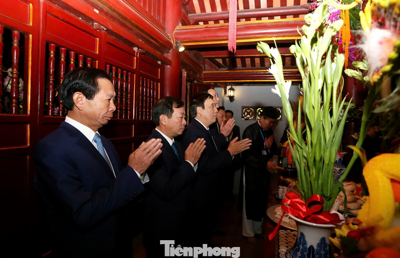 Các đại biểu dâng tưởng niệm Đức Quốc Tổ Lạc Long Quân. Các đại biểu dâng tưởng niệm Đức Quốc Tổ Lạc Long Quân.