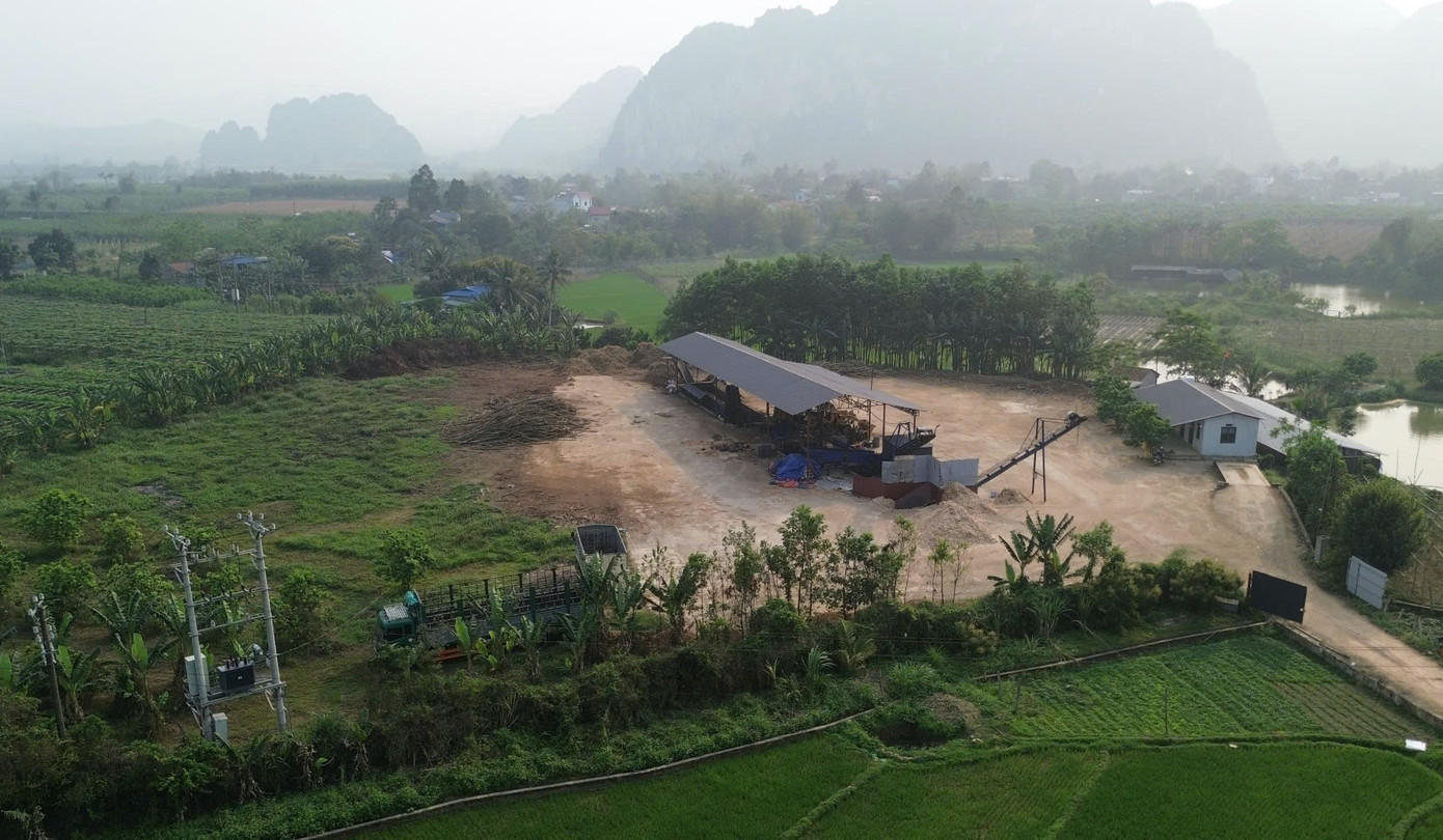 Nhà xưởng chế biến gỗ được xây dựng kiên cố; chủ xưởng đầu tư máy móc, trạm cân, trạm điện... Nhà xưởng chế biến gỗ được xây dựng kiên cố; chủ xưởng đầu tư máy móc, trạm cân, trạm điện...