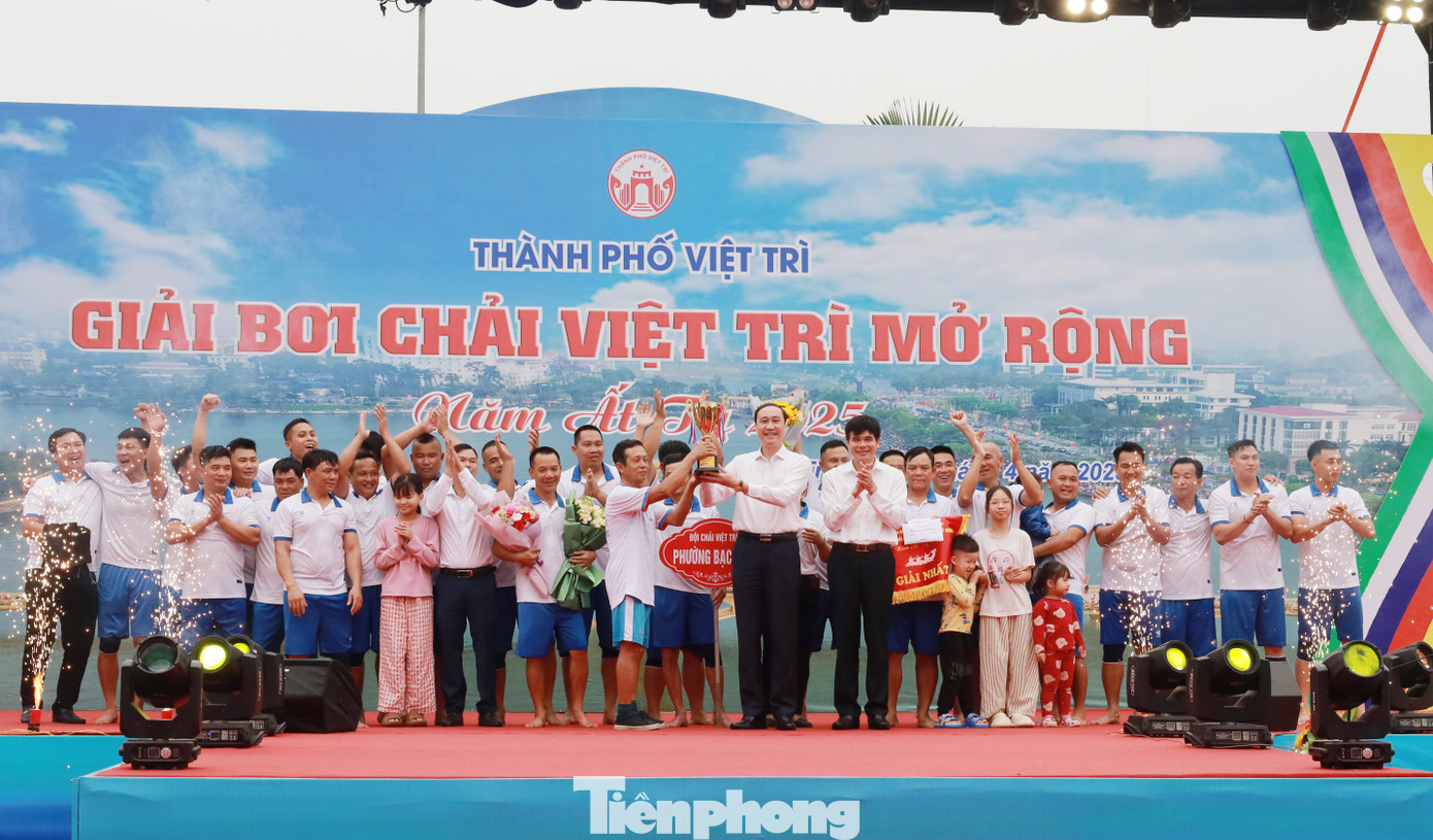 Sau thời gian tranh tài của 9 đội bơi, Ban tổ chức đã trao giải Nhất cho đội chải phường Bạch Hạc (TP. Việt Trì), giải Nhì đội chải huyện Đoan Hùng, đồng giải Ba cho đội chải huyện Cẩm Khê và huyện Tam Nông.