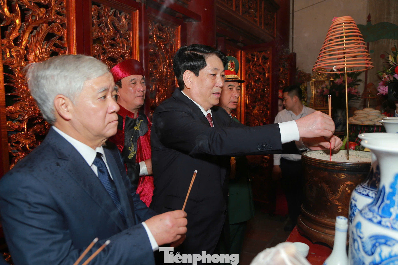 Chủ tịch nước Lương Cường và Chủ tịch Ủy ban Trung ương MTTQ Việt Nam Đỗ Văn Chiến dâng hương các Vua Hùng. Chủ tịch nước Lương Cường và Chủ tịch Ủy ban Trung ương MTTQ Việt Nam Đỗ Văn Chiến dâng hương các Vua Hùng.