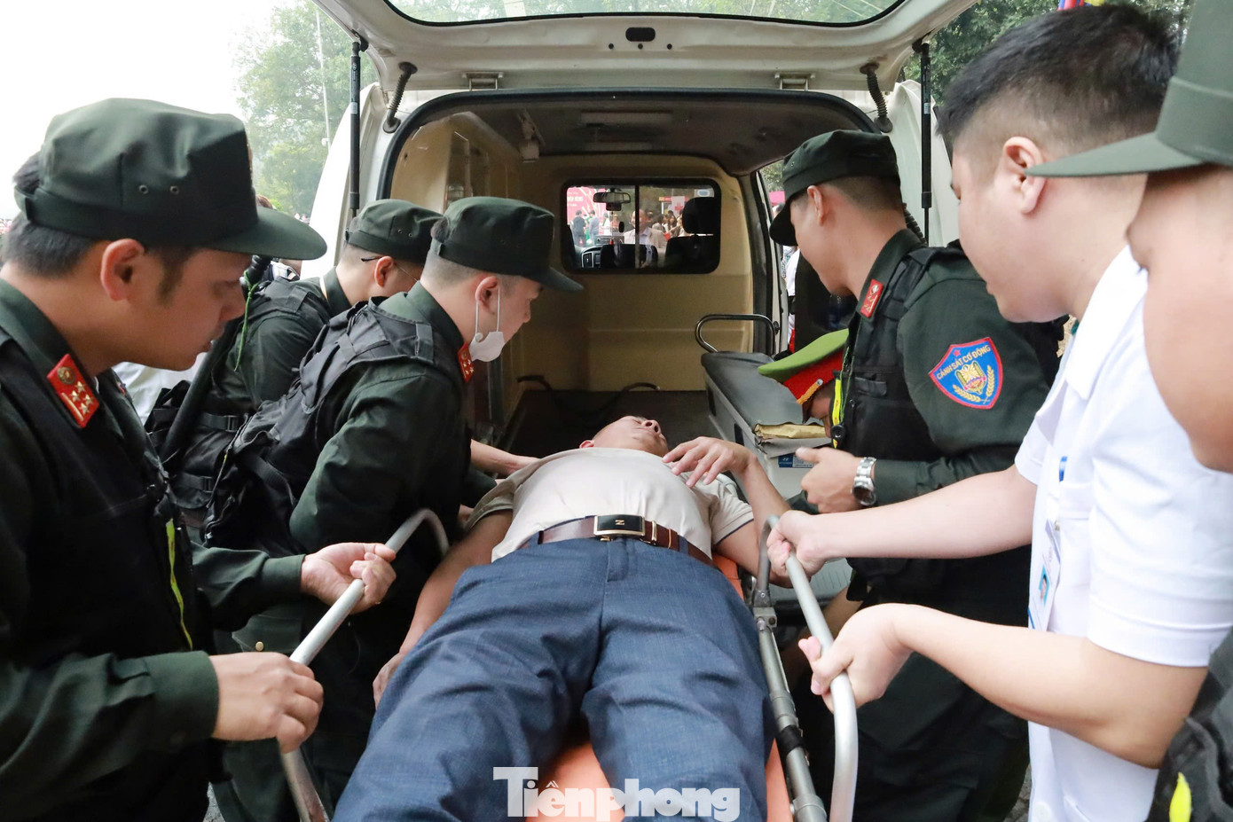 Một số người bị choáng, đã được lực lượng chức năng hỗ trợ chăm sóc y tế tận tình. Một số người bị choáng, đã được lực lượng chức năng hỗ trợ chăm sóc y tế tận tình.
