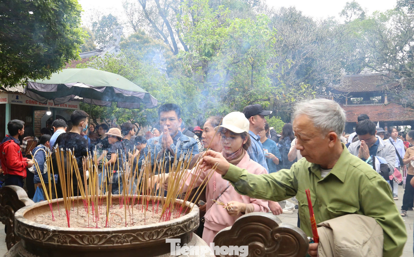Người dân thắp nén hương thơm dâng lên các Vua Hùng thể hiện lòng tự hào về nòi giống "con Lạc cháu Hồng của mình". Người dân thắp nén hương thơm dâng lên các Vua Hùng thể hiện lòng tự hào về nòi giống "con Lạc cháu Hồng của mình".