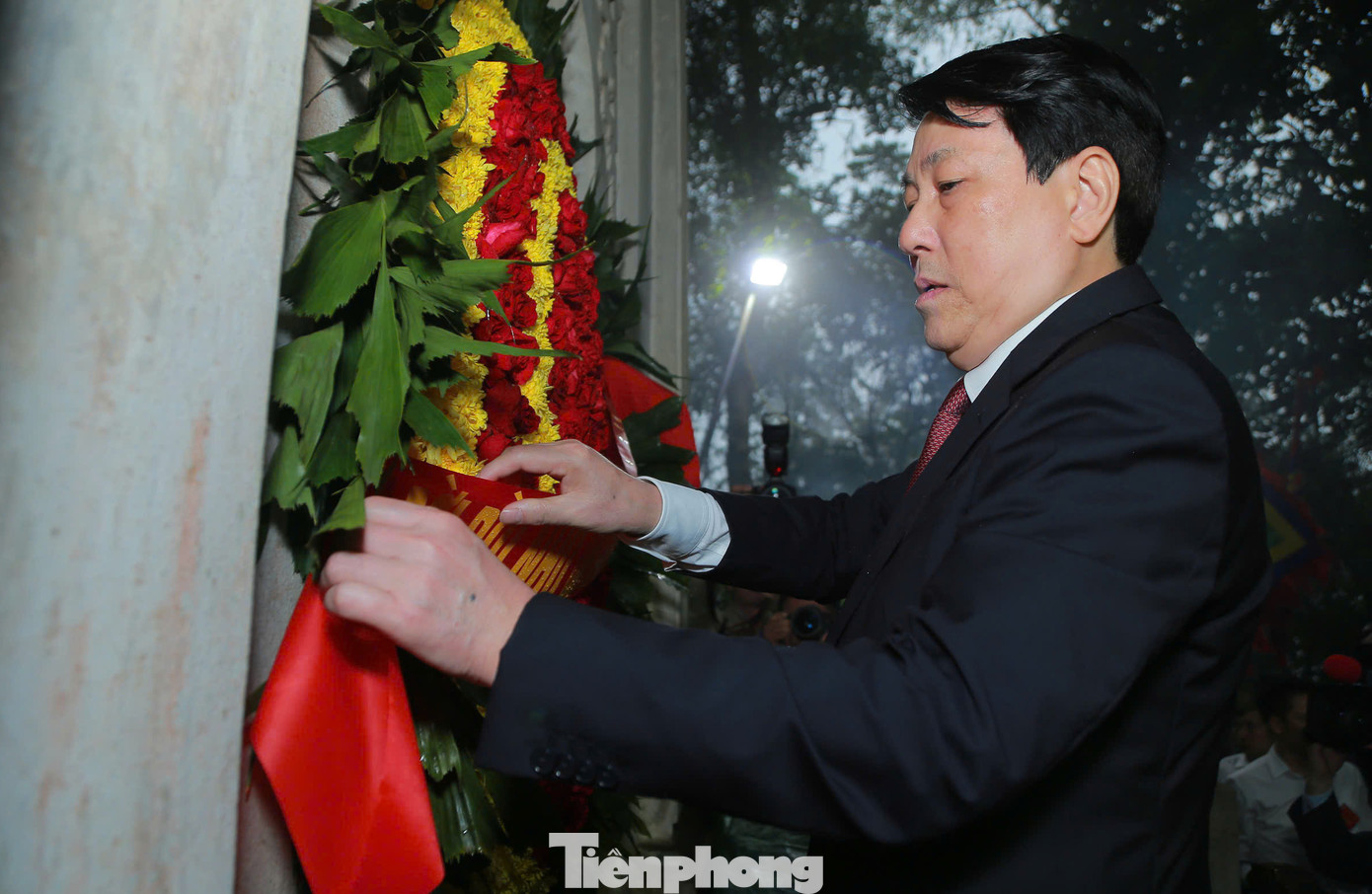 Chủ tịch nước Lương Cường dâng hoa lên các Vua Hùng khắc sâu truyền thống "Uống nước nhớ nguồn" của dân tộc ta. Chủ tịch nước Lương Cường dâng hoa lên các Vua Hùng khắc sâu truyền thống "Uống nước nhớ nguồn" của dân tộc ta.