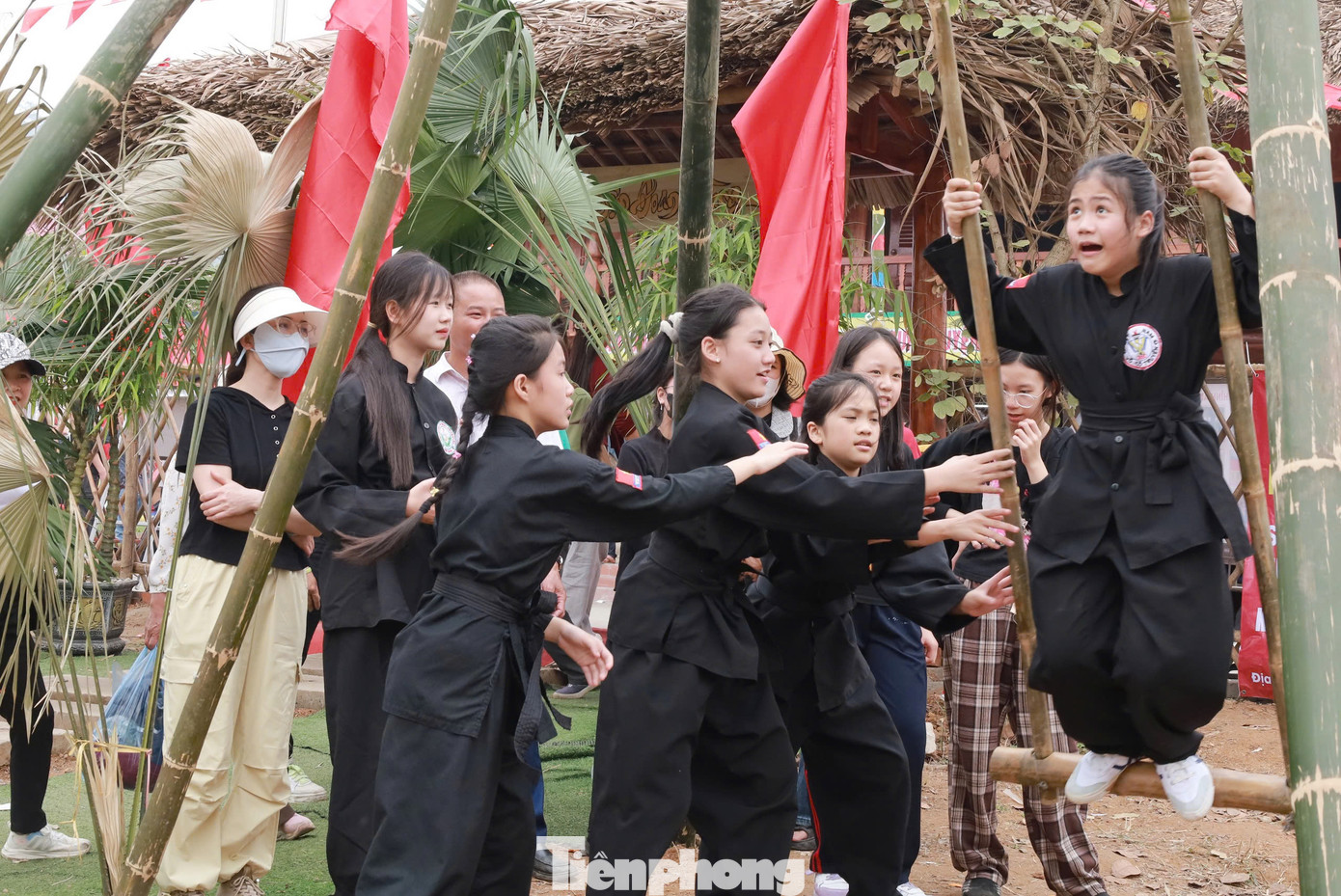 Trẻ em thích thú với trò chơi dân gian tại hội trại.