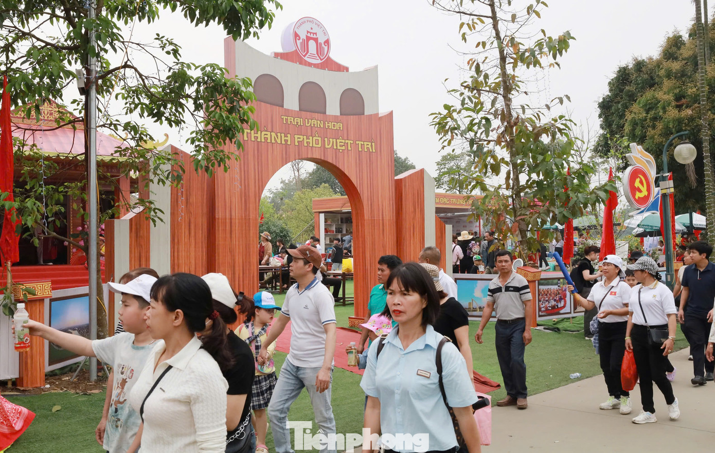 Chị Nguyễn Thị Thanh Tuyền đến từ Tuyên Quang chia sẻ: “Về thăm Đền Hùng, tôi và gia đình không chỉ thắp hương tri ân, tưởng nhớ công ơn các Vua Hùng, thăm quan khu di tích mà còn được thấy nhiều nét văn hóa độc đáo của Phú Thọ qua không gian của các trại văn hóa. Đặc biệt, tham quan Hội trại Đền Hùng tôi được trải nghiệm văn hóa, con người Đất Tổ, được thưởng thức các đặc sản tuyệt vời của Phú Thọ”.