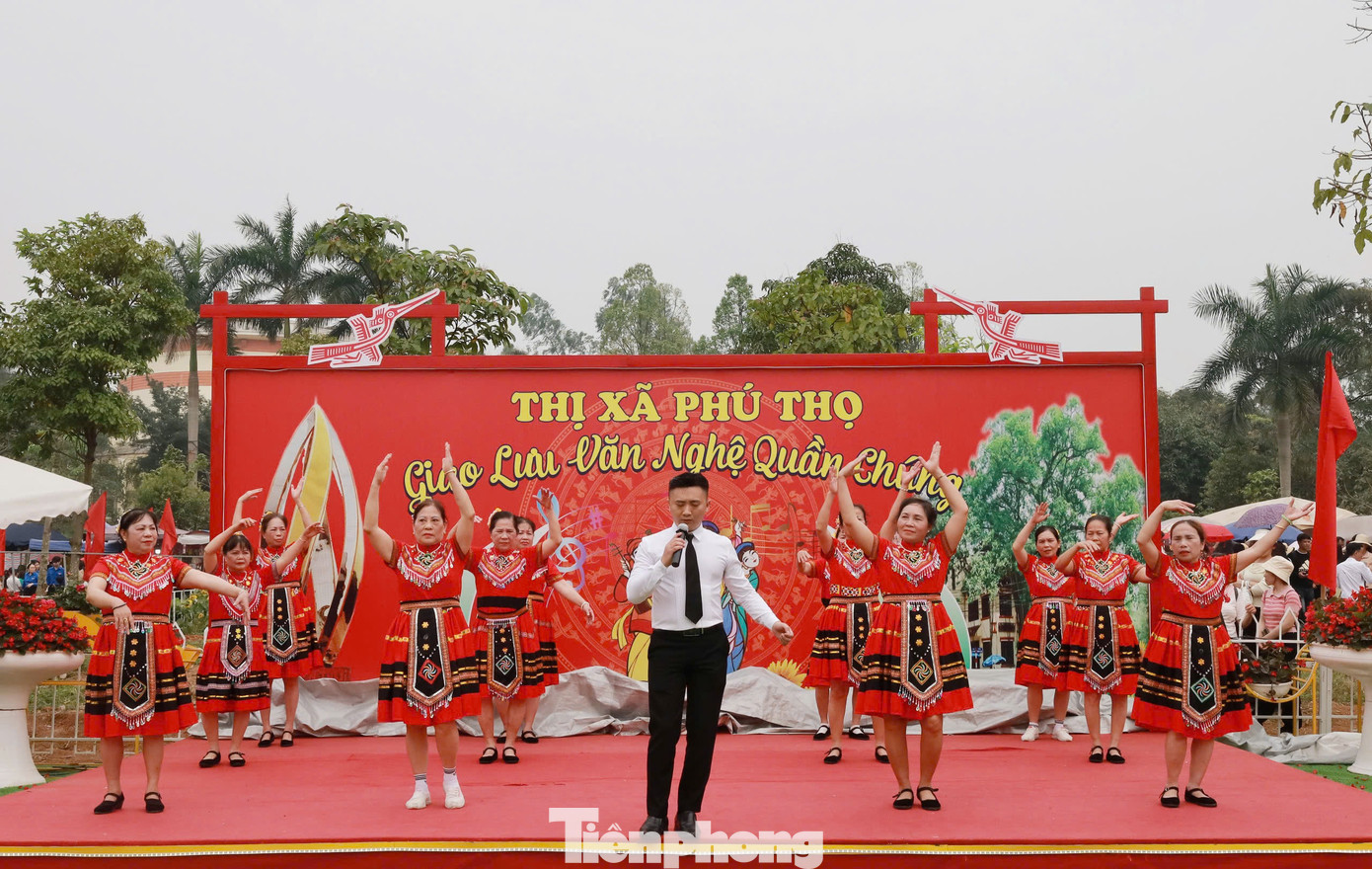 Khi thăm hội trại, người dân được giao lưu văn nghệ với người dân địa phương, chụp ảnh những vườn hoa hướng dương, những công trình độc đáo, thưởng thức những sản vật đặc trưng, sản phẩm OCOP của các huyện, thành, thị của tỉnh Phú Thọ.