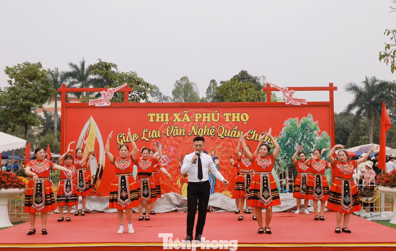 Khi thăm hội trại, người dân được giao lưu văn nghệ với người dân địa phương, chụp ảnh những vườn hoa hướng dương, những công trình độc đáo, thưởng thức những sản vật đặc trưng, sản phẩm OCOP của các huyện, thành, thị của tỉnh Phú Thọ.