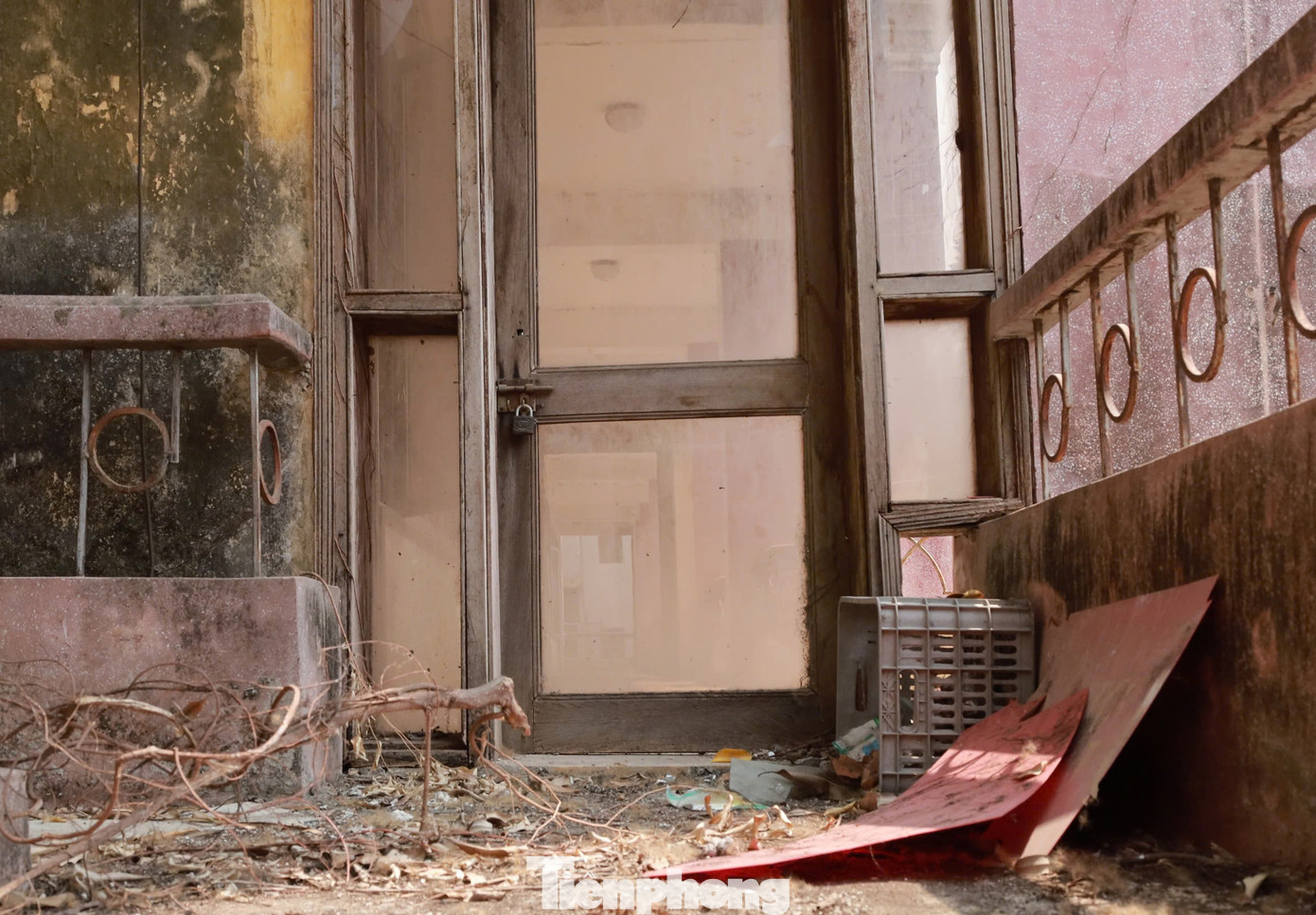 Theo vị lãnh đạo này, tình trạng xuống cấp không phải do không sử dụng, mà do công trình đã sử dụng nhiều năm nên xuống cấp. Trong thời gian tới, Sở nghiên cứu các giải pháp hợp lý để khai thác hiệu quả tòa nhà này, tránh gây lãng phí đất đai, tài sản nhà nước.