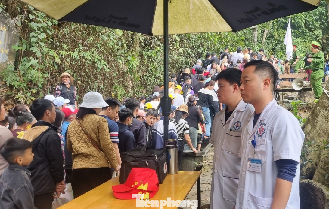 Lực lượng an ninh, y tế sẵn sàng hỗ trợ người dân. Lực lượng an ninh, y tế sẵn sàng hỗ trợ người dân.