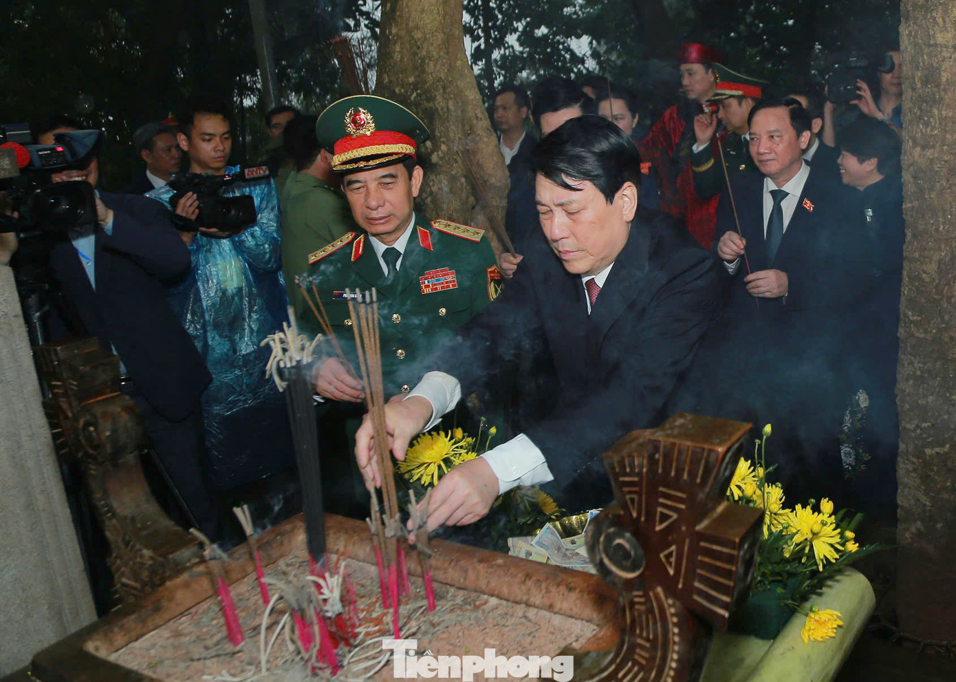 Chủ tịch nước Lương Cường cùng lãnh đạo Đảng, Nhà nước dâng hương tưởng niệm các Vua Hùng tại lăng Hùng Vương, Khu di tích lịch sử Đền Hùng. Chủ tịch nước Lương Cường cùng lãnh đạo Đảng, Nhà nước dâng hương tưởng niệm các Vua Hùng tại lăng Hùng Vương, Khu di tích lịch sử Đền Hùng.