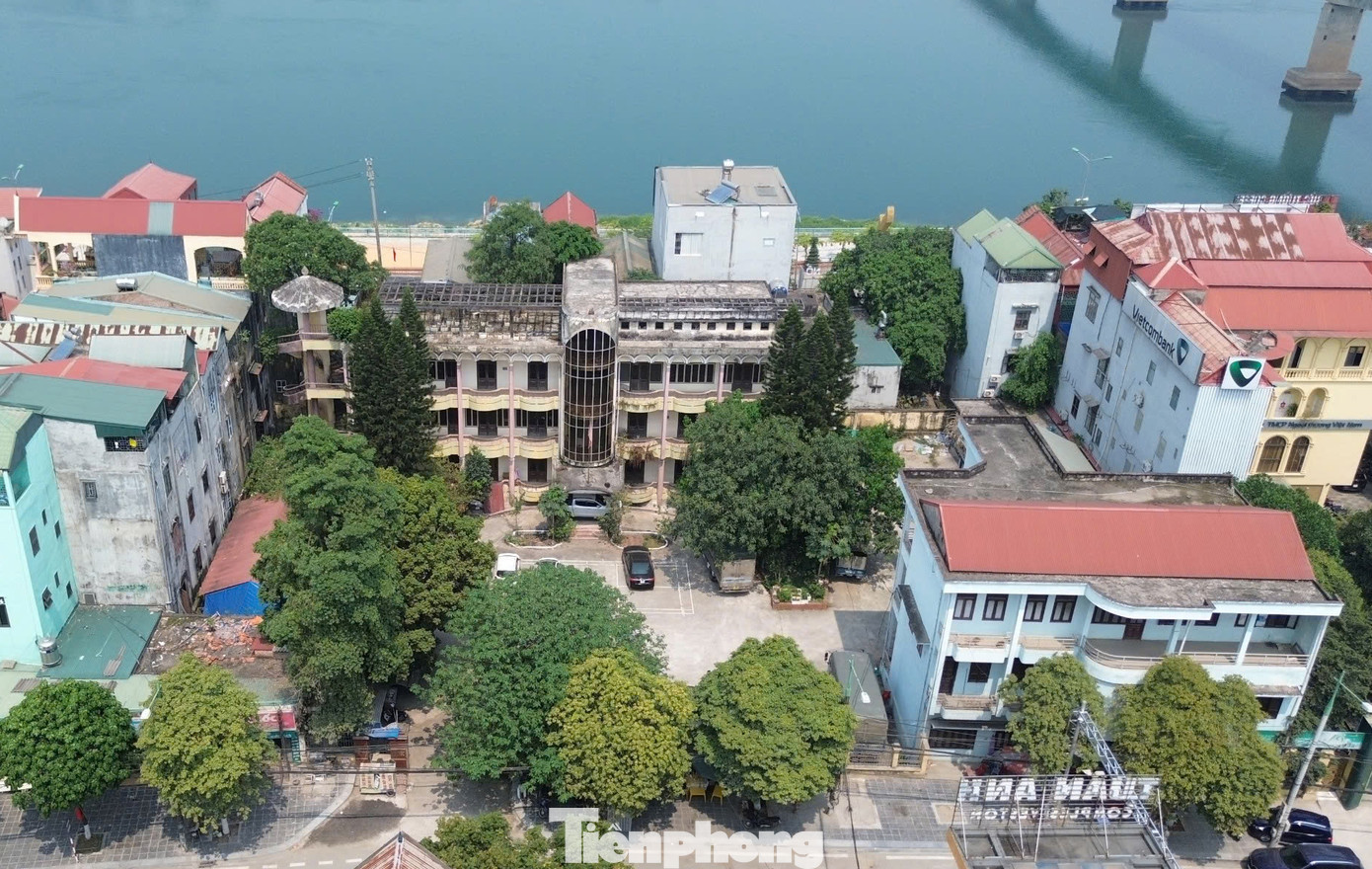 Theo ghi nhận của phóng viên, toà nhà nằm trên đường Cù Chính Lan, từng là nơi làm việc của một số cơ quan của Sở Nông nghiệp và Phát triển nông thôn tỉnh Hoà Bình, nay là Sở Nông nghiệp và Môi trường Hòa Bình bị bỏ hoang nhiều năm, hoang hóa, nhếch nhác.