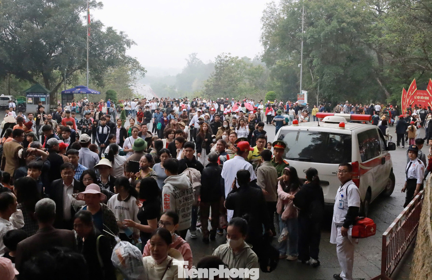 Xe cứu thương và lực lượng y tế luôn sẵn sàng để cấp cứu người dân khi gặp vấn đề sức khỏe. Xe cứu thương và lực lượng y tế luôn sẵn sàng để cấp cứu người dân khi gặp vấn đề sức khỏe.