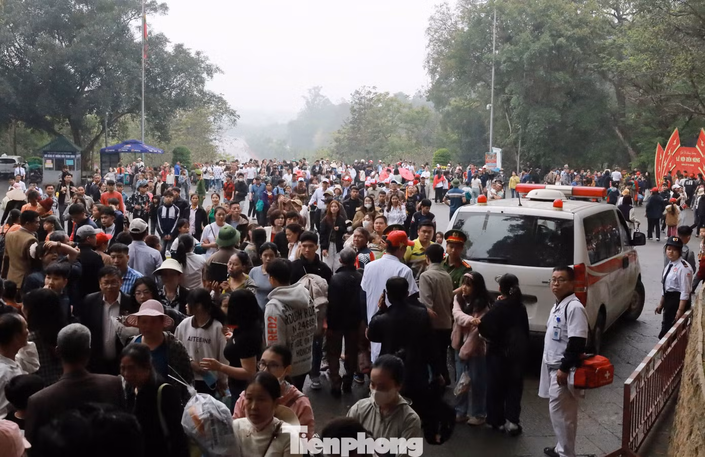 Xe cứu thương và lực lượng y tế luôn sẵn sàng để cấp cứu người dân khi gặp vấn đề sức khỏe. Xe cứu thương và lực lượng y tế luôn sẵn sàng để cấp cứu người dân khi gặp vấn đề sức khỏe.