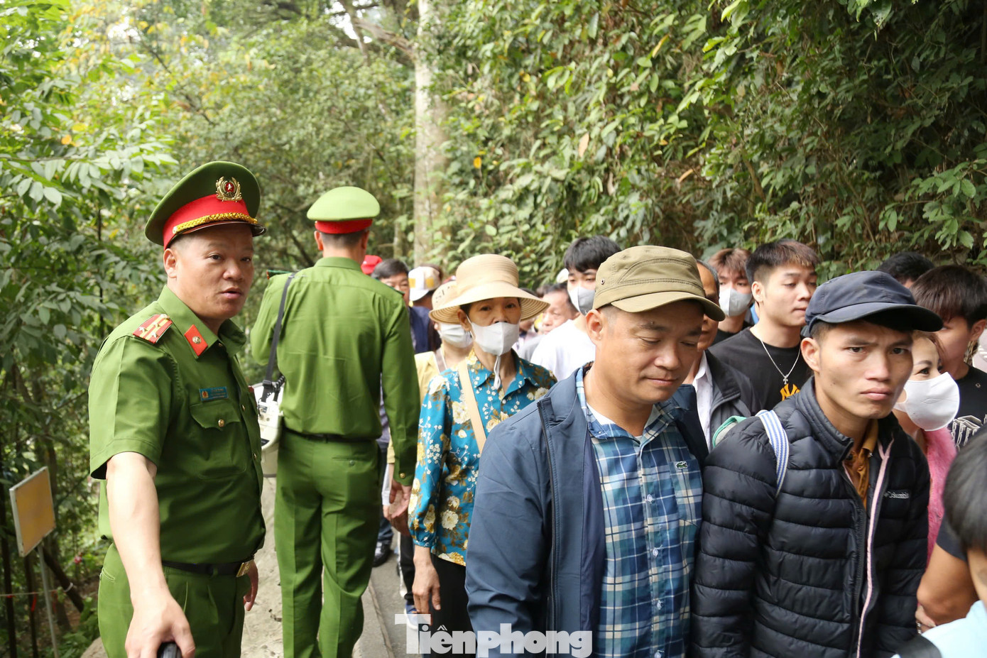 Lực lượng an ninh, y tế sẵn sàng hỗ trợ người dân. Lực lượng an ninh, y tế sẵn sàng hỗ trợ người dân.