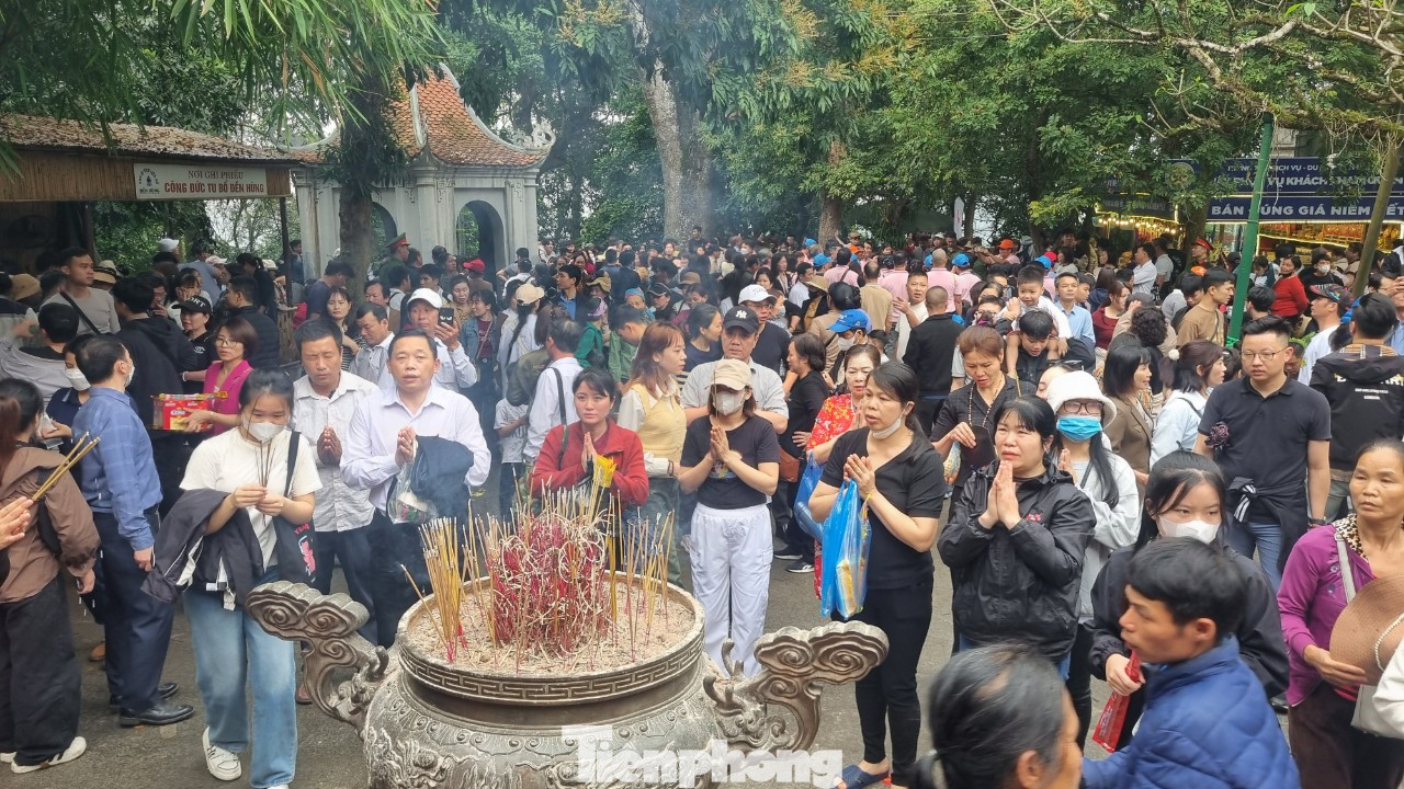 Người dân thắp nén hương thơm dâng lên các Vua Hùng thể hiện lòng tự hào về nòi giống "con Lạc cháu Hồng của mình". Người dân thắp nén hương thơm dâng lên các Vua Hùng thể hiện lòng tự hào về nòi giống "con Lạc cháu Hồng của mình".