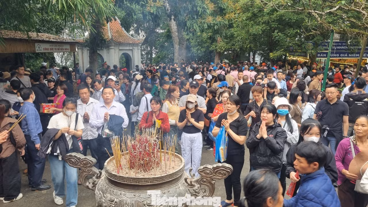 Người dân thắp nén hương thơm dâng lên các Vua Hùng thể hiện lòng tự hào về nòi giống "con Lạc cháu Hồng của mình". Người dân thắp nén hương thơm dâng lên các Vua Hùng thể hiện lòng tự hào về nòi giống "con Lạc cháu Hồng của mình".