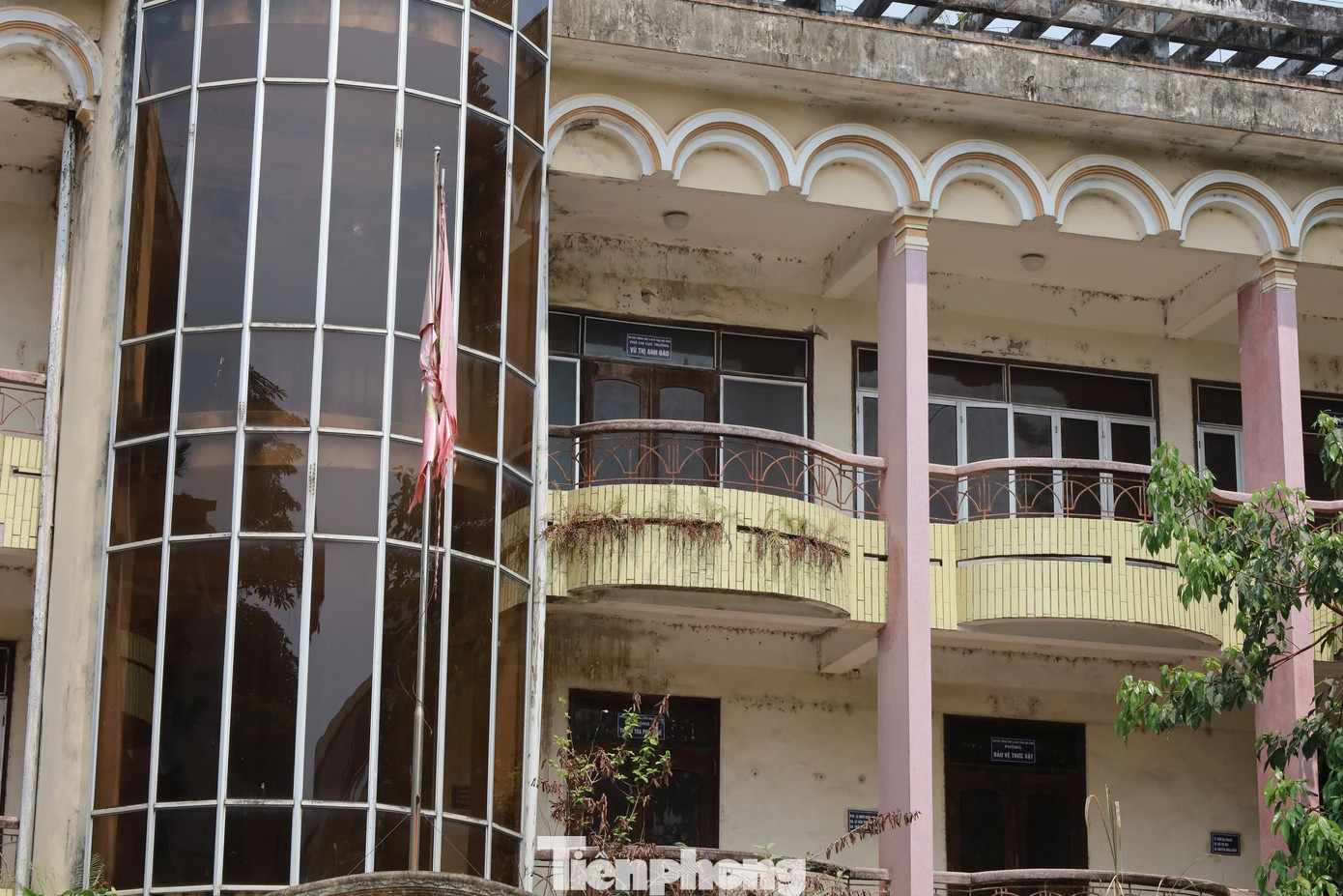 Nhiều hạng mục của ngôi nhà hư hỏng, khung gỗ bị mối mọt đục khoét, còn các vật dụng bằng sắt thép thì gỉ sét. Cỏ dại mọc khắp nơi, tạo nên khung cảnh hoang tàn, đối lập với sự nhộn nhịp của các cửa hàng, trung tâm thương mại cạnh đó.