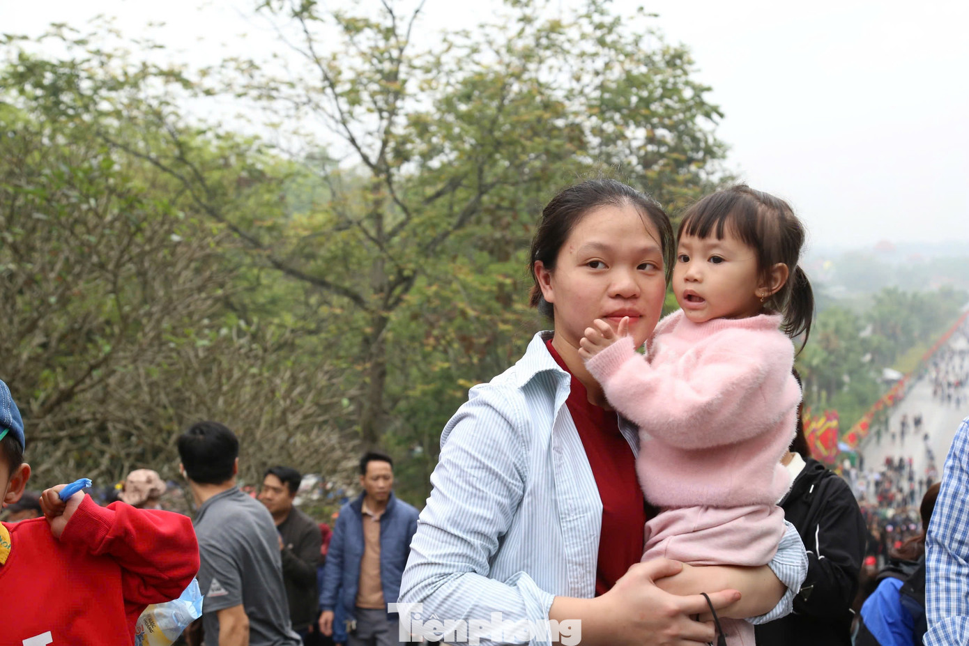 Nhiều trẻ em cũng được bố mẹ đưa về dâng hương Vua Hùng. Nhiều trẻ em cũng được bố mẹ đưa về dâng hương Vua Hùng.